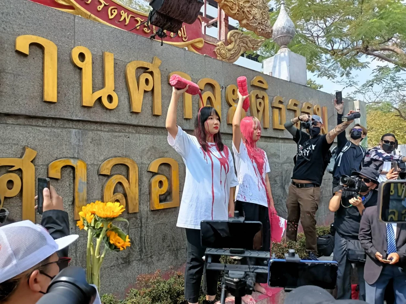 ทานตะวัน และ แบม ราดสีหน้าศาลอาญา