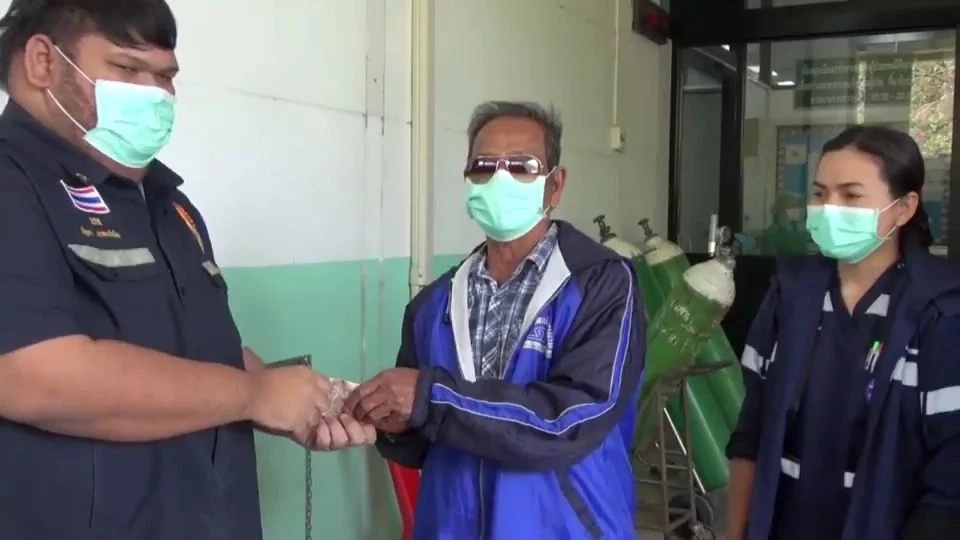 ชื่นชม! กู้ภัยน้ำใจงาม เก็บเงินหมื่นของผู้ป่วยได้ ส่งคืนเจ้าของ