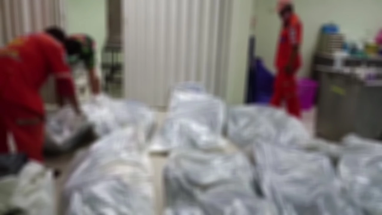 เจ้าหน้าที่ลำเลียงศพมาเก็บไว้ที่รพ.รอญาติมารับ