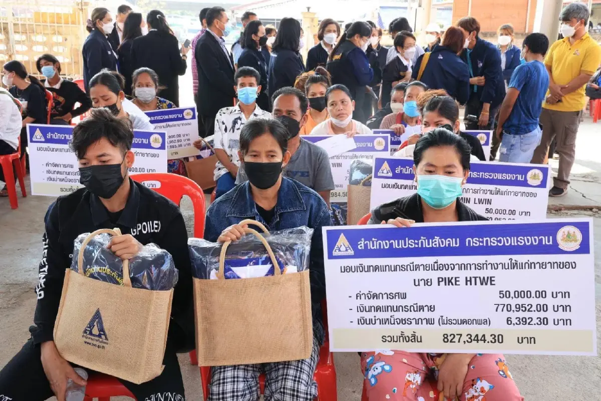 มอบเงินกรณีเสียชีวิต เหตุเรือบรรทุกน้ำมันระเบิด แก่ทายาทแรงงานต่างด้าว