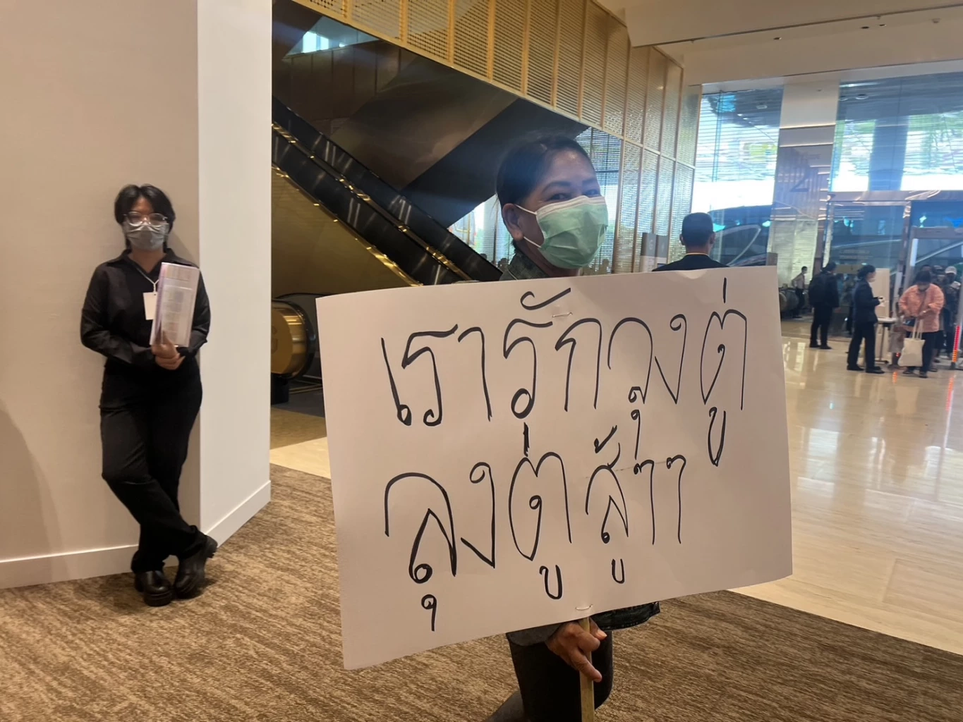 ไม่ใช้รถหลวง! “บิ๊กตู่” นั่งรถส่วนตัว ไม่มีรถนำขบวน เปิดตัวร่วมงาน รทสช.