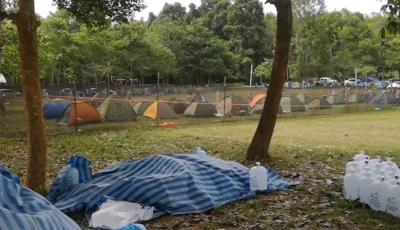 ดราม่าหนัก รร.ดังเมืองคอน ใช้รถพ่วง 18 ล้อ ขน นร. ไปเข้าค่ายลูกเสือ (มีคลิป)