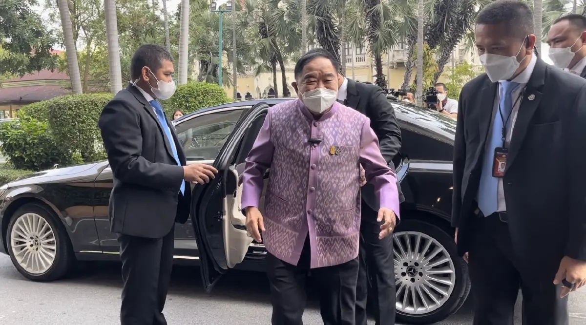 “บิ๊กป้อม” อารมณ์ดีรับปีใหม่ ยิ้มแย้มทักทายสื่อ “สวัสดีปีใหม่จ้ะ”