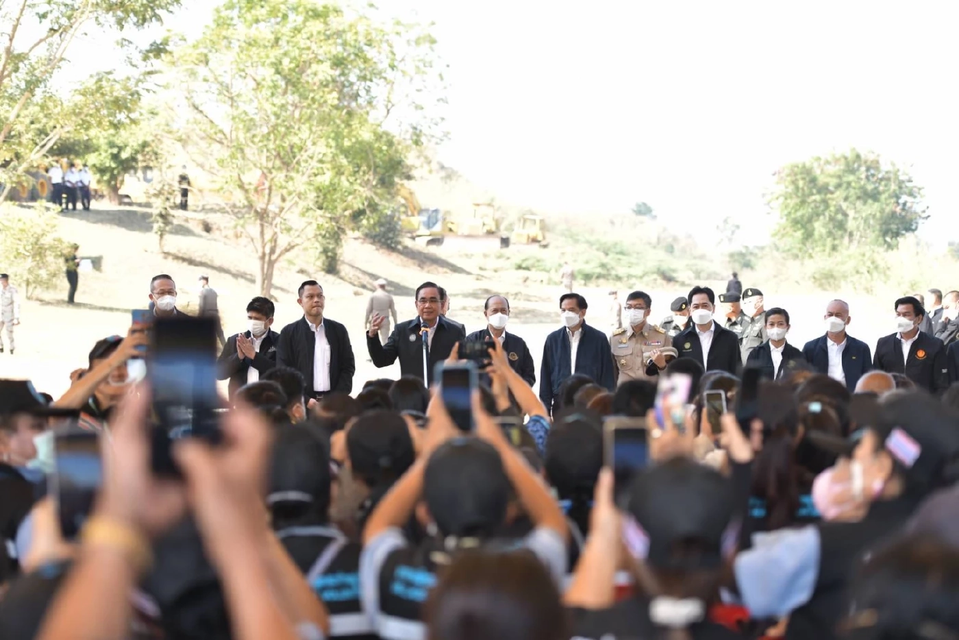 "บิ๊กตู่" ลุยตรวจราชการนครสวรรค์ ขอโทษชาวบ้านถึงช้า เหตุเครื่องบินขัดข้อง
