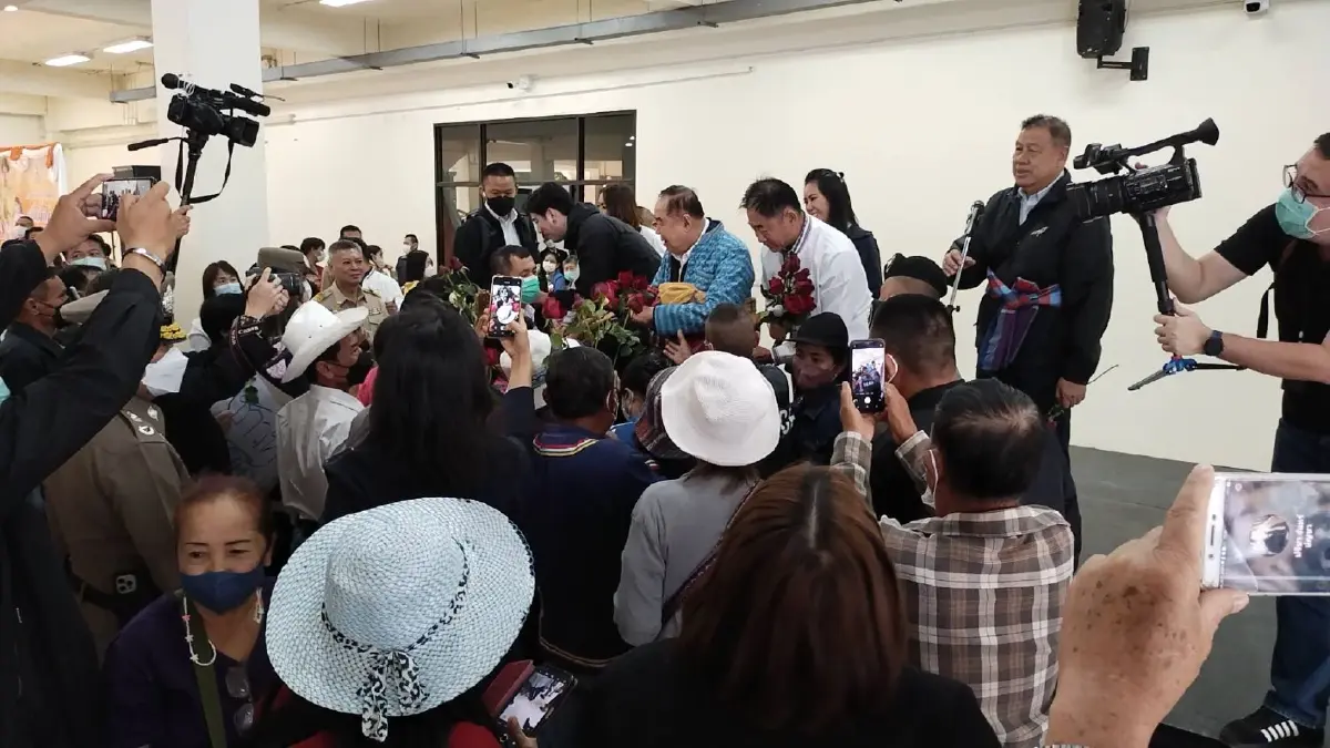 "มวลชนลำปาง" ต้อนรับอบอุ่น พร้อมเชียร์ “บิ๊กป้อม” นั่งนายกรัฐมนตรี คนใหม่
