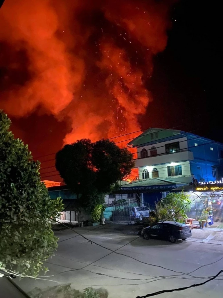 ปะทะเดือด บุกเผาหน่วยราชการพญาตองซู เมียนมา ทหารไทยคุมเข้มชายแดน (มีคลิป)