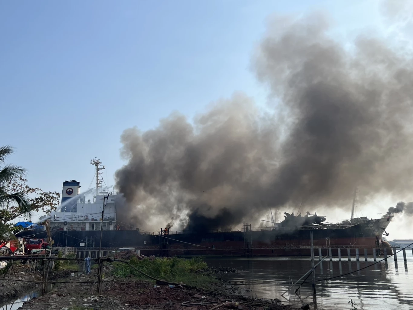 พบผู้เสียชีวิตแล้ว 2 ศพ เรือบรรทุกน้ำมันระเบิด ขณะจอดซ่อม ยังสูญหายอีก 2 คน