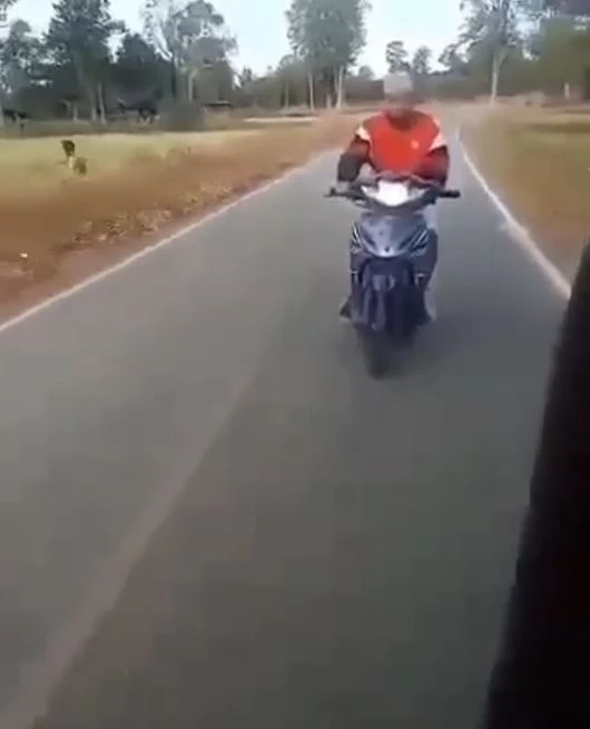 เปิดคลิปนาทีคนร้าย ขี่ จยย. ตามรถรับส่งนักเรียน ก่อนก่อเหตุแทง ม.2 เสียชีวิต