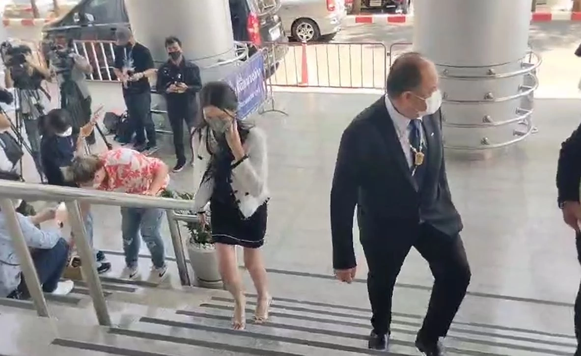 "ซาร่า" หอบเงินสด 1 ล้าน ประกันตัวแฟนหนุ่ม เตรียมชี้แจงทุกเรื่องเย็นนี้ (คลิป)