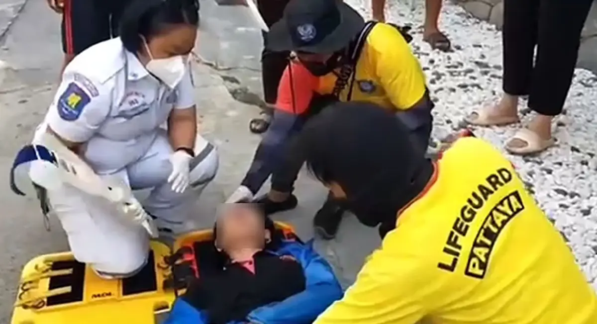 ระทึก! แบคโฮเกี่ยวสายไฟ กระชากป้ายบอกทางเมืองพัทยา ล้มทับชาวบ้านเจ็บ