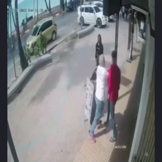 ภาพจากคลิป ลูกชายเจ้าของร้านที่ถูกทำร้ายใส่เสื้อสีแดง