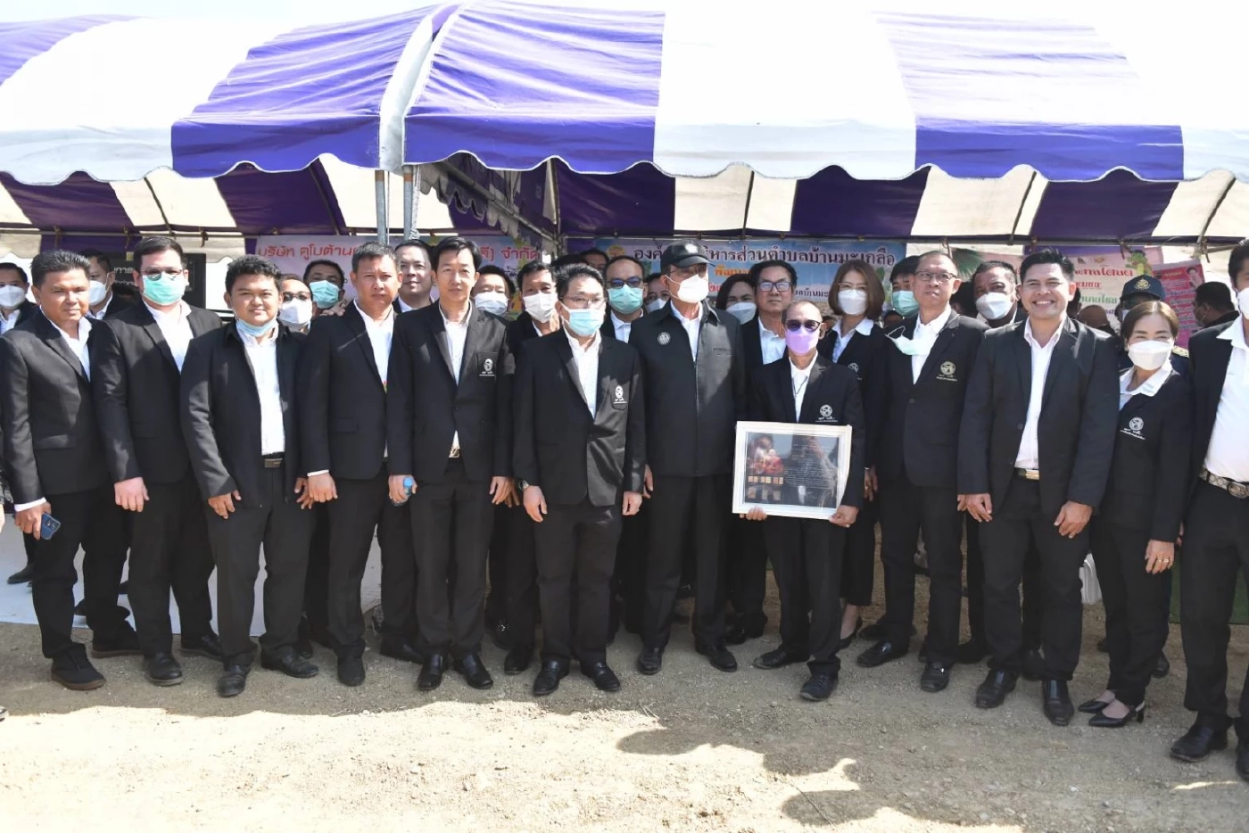 "บิ๊กตู่" ลุยตรวจราชการนครสวรรค์ ขอโทษชาวบ้านถึงช้า เหตุเครื่องบินขัดข้อง