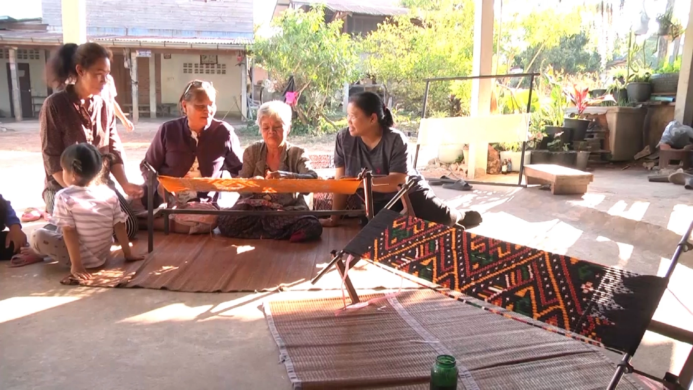กลุ่มสตรีสูงอายุ ร่วมอนุรักษ์ทอผ้าซิ่นไหมโบราณ ขายสร้างรายได้