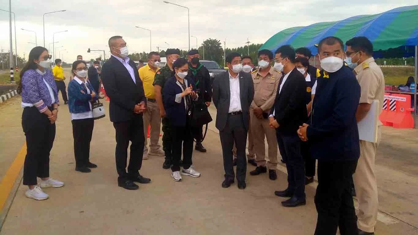 เอกอัครราชทูตไทย ประจำกัมพูชา (มือไพล่หลัง)