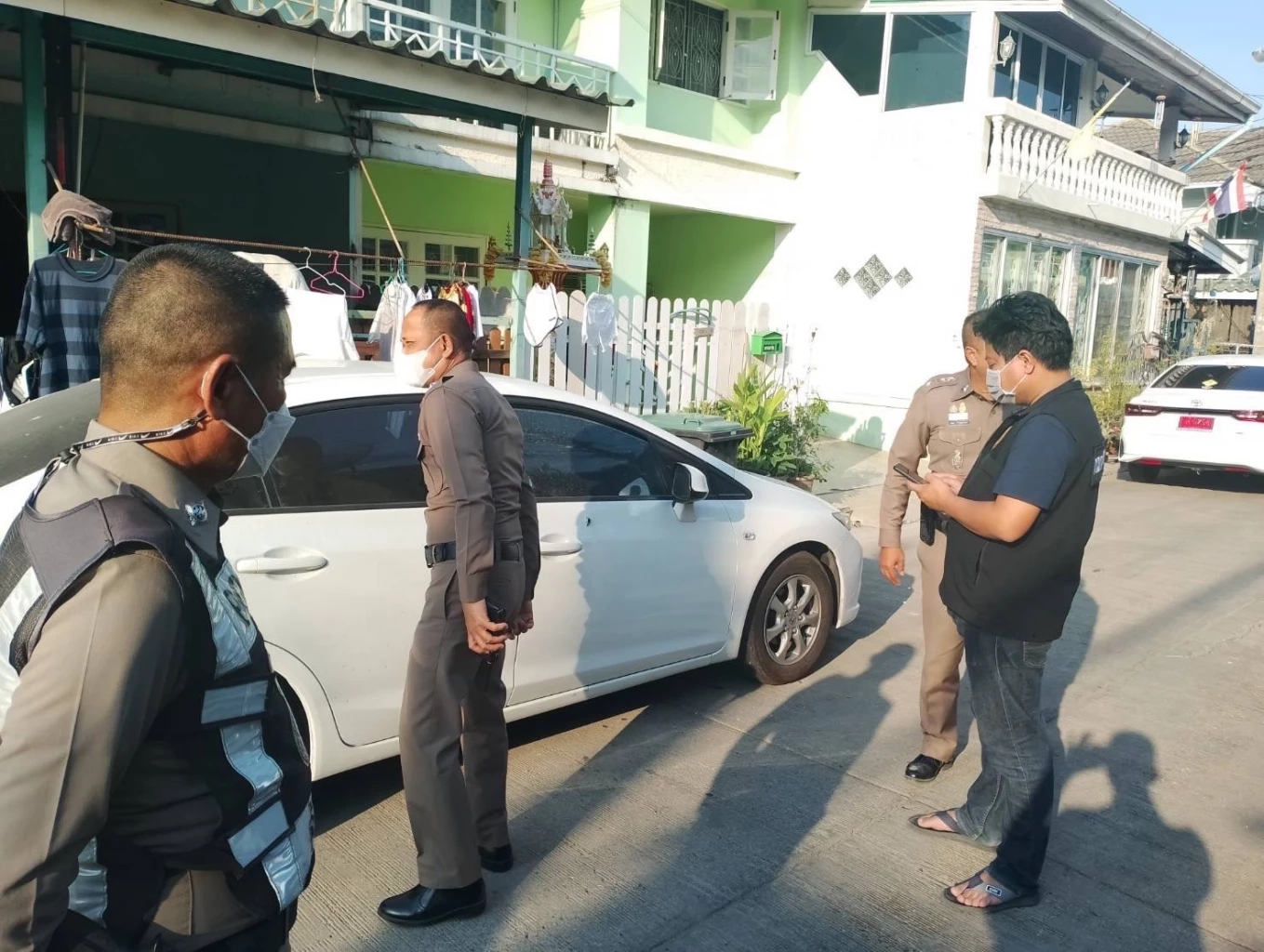 "ผัวโหด" ชักปืนยิงเมียสาหัสคารถ หลังก่อเหตุโร่มอบตัวอ้างโดนยั่วโมโห