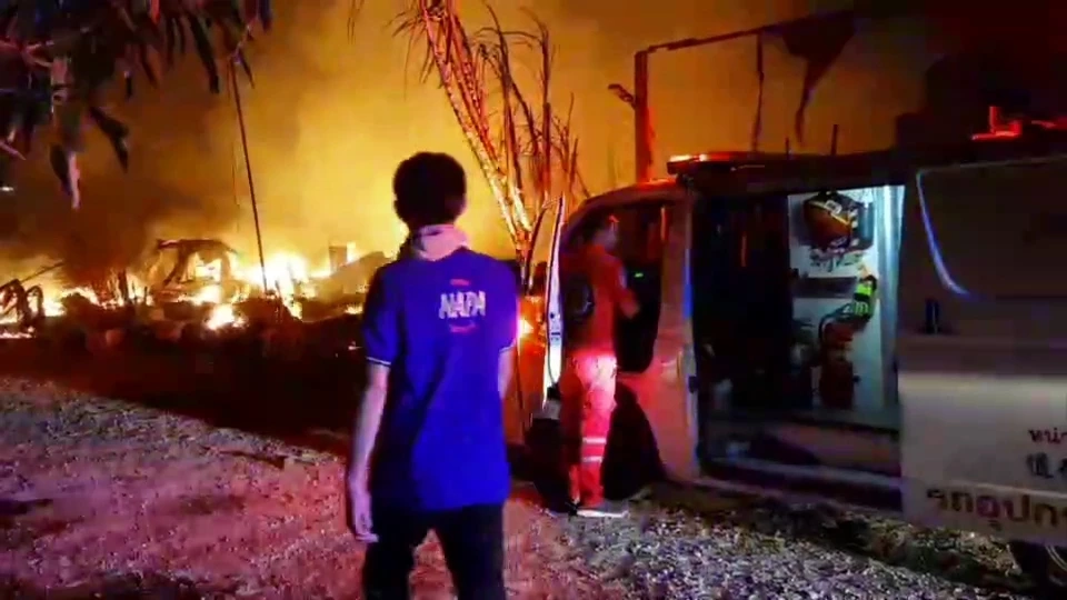 สุดระทึก ไฟไหม้ร้านขายของเก่าวอด 2 หลัง บาดเจ็บรวม 5 ราย (มีคลิป)