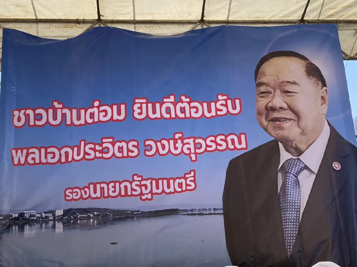 ซีนเด็ด! “ธรรมนัส” ยกทีมเศรษฐกิจไทย  คุกเข่าไหว้ “บิ๊กป้อม” (มีคลิป)