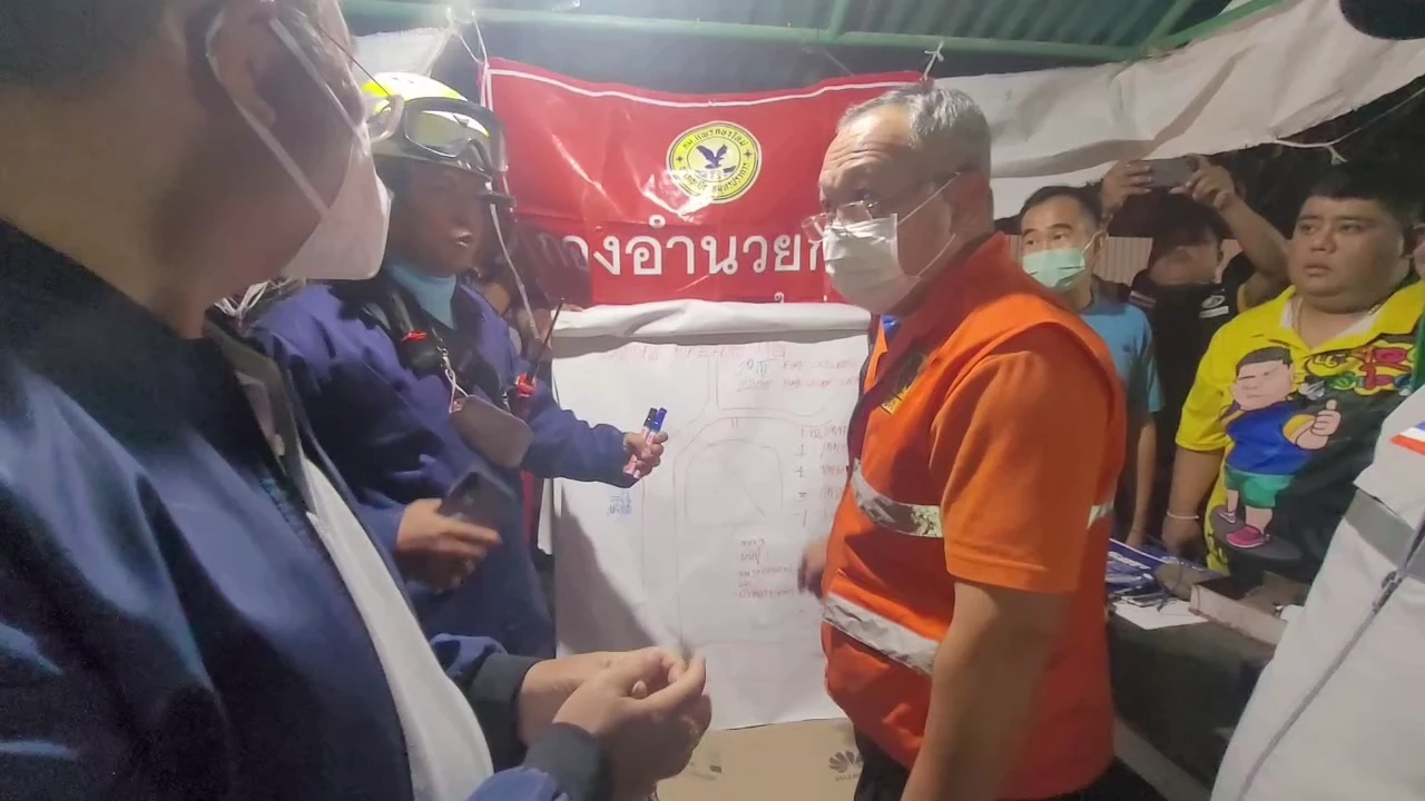 เพลิงไหม้บ่อขยะแพรกษาใหม่ควันฟุ้ง ตั้งศูนย์พักคอยรับชาวบ้านใกล้บ่อขยะ