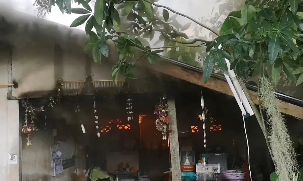 ไฟไหม้บ้านร่างทรงวอดทั้งหลัง สลด! สุนัขหนีไม่ทัน ถูกไฟคลอกตาย