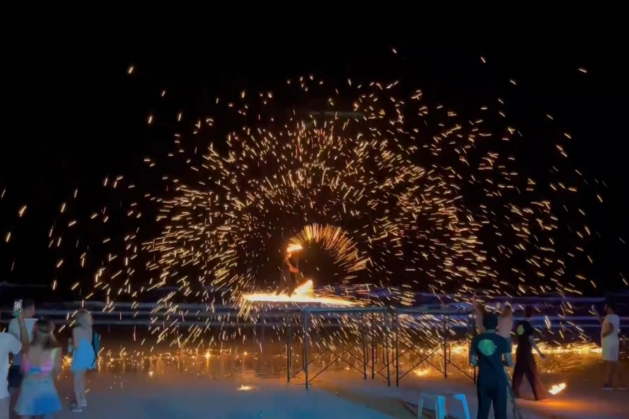 “ฟูลมูนปาร์ตี้” เกาะพะงันคึกคัก นทท.แห่ร่วม 2 หมื่นคน คาดรายได้สะพัด100 ล้าน