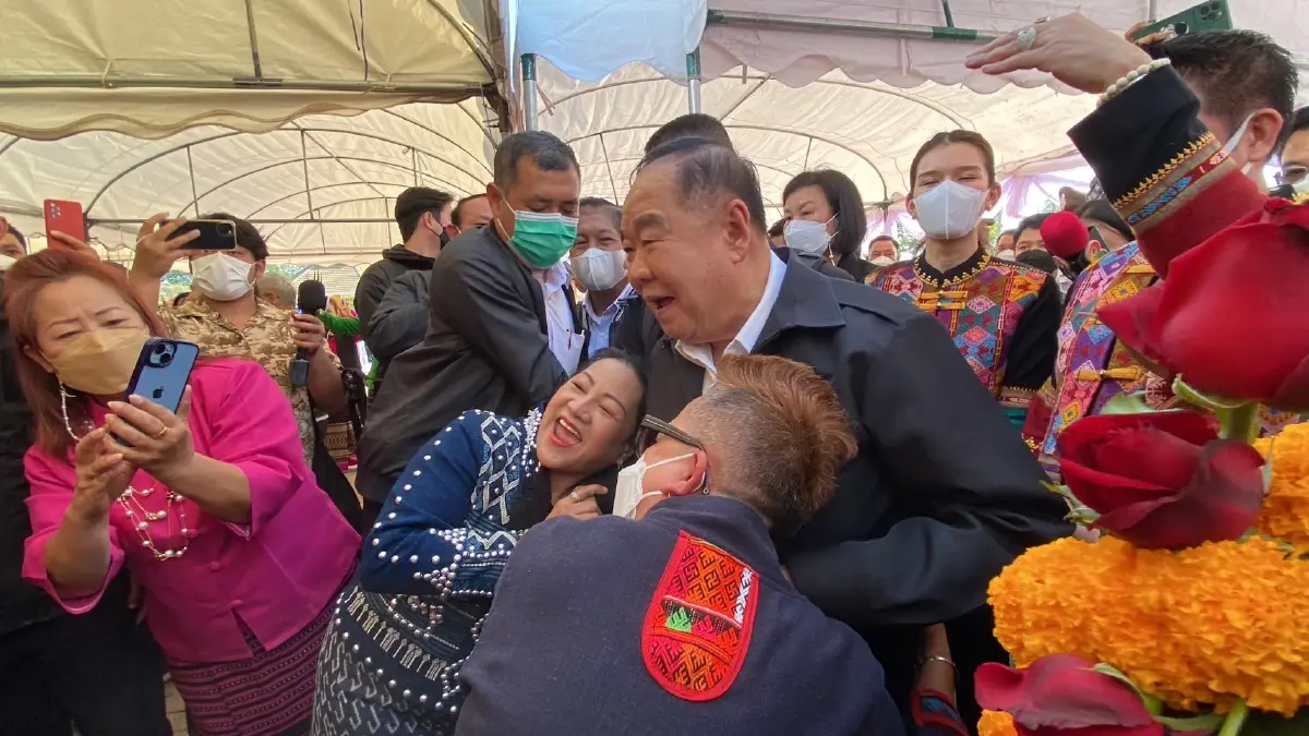 ซีนเด็ด! “ธรรมนัส” ยกทีมเศรษฐกิจไทย  คุกเข่าไหว้ “บิ๊กป้อม” (มีคลิป)