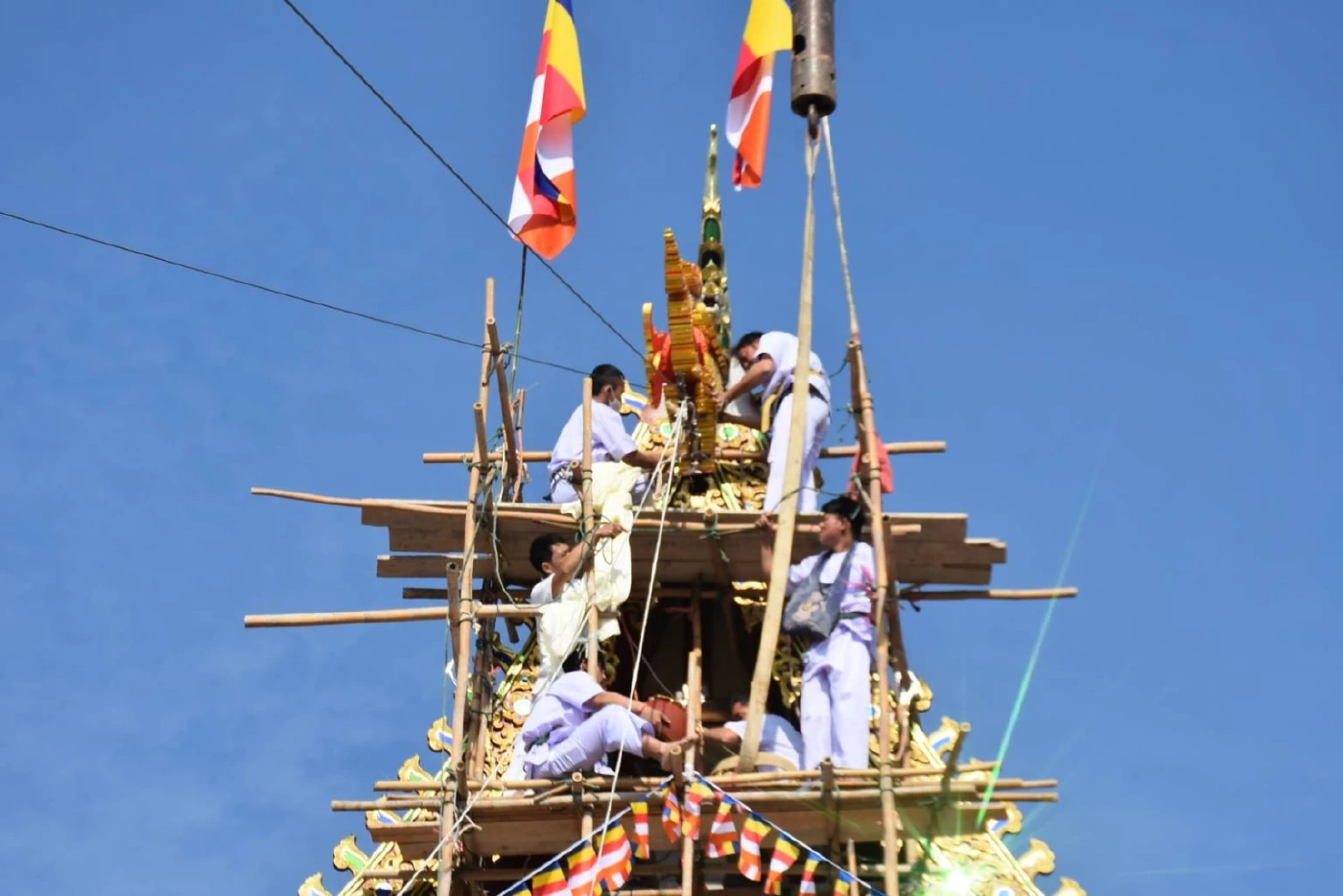 คลื่นมหาชนนับหมื่น หลั่งไหลร่วมงานพิธีสืบชะตาหลวง พระครูบาบุญชุ่ม