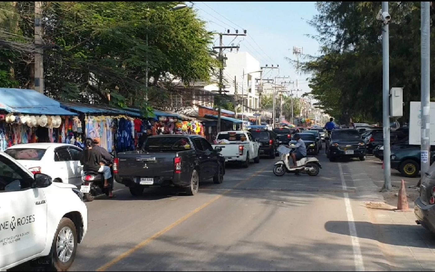 ปริมาณรถหนาแน่น บริเวณถนนเพชรเกษม เข้าชายหาดชะอำ