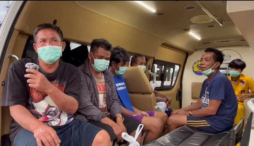 นาทีชีวิต เรือลากจูงถูกคลื่นซัดจม ลูกเรือ 9 ชีวิต ลอยแพชูชีกลางทะเล (มีคลิป)