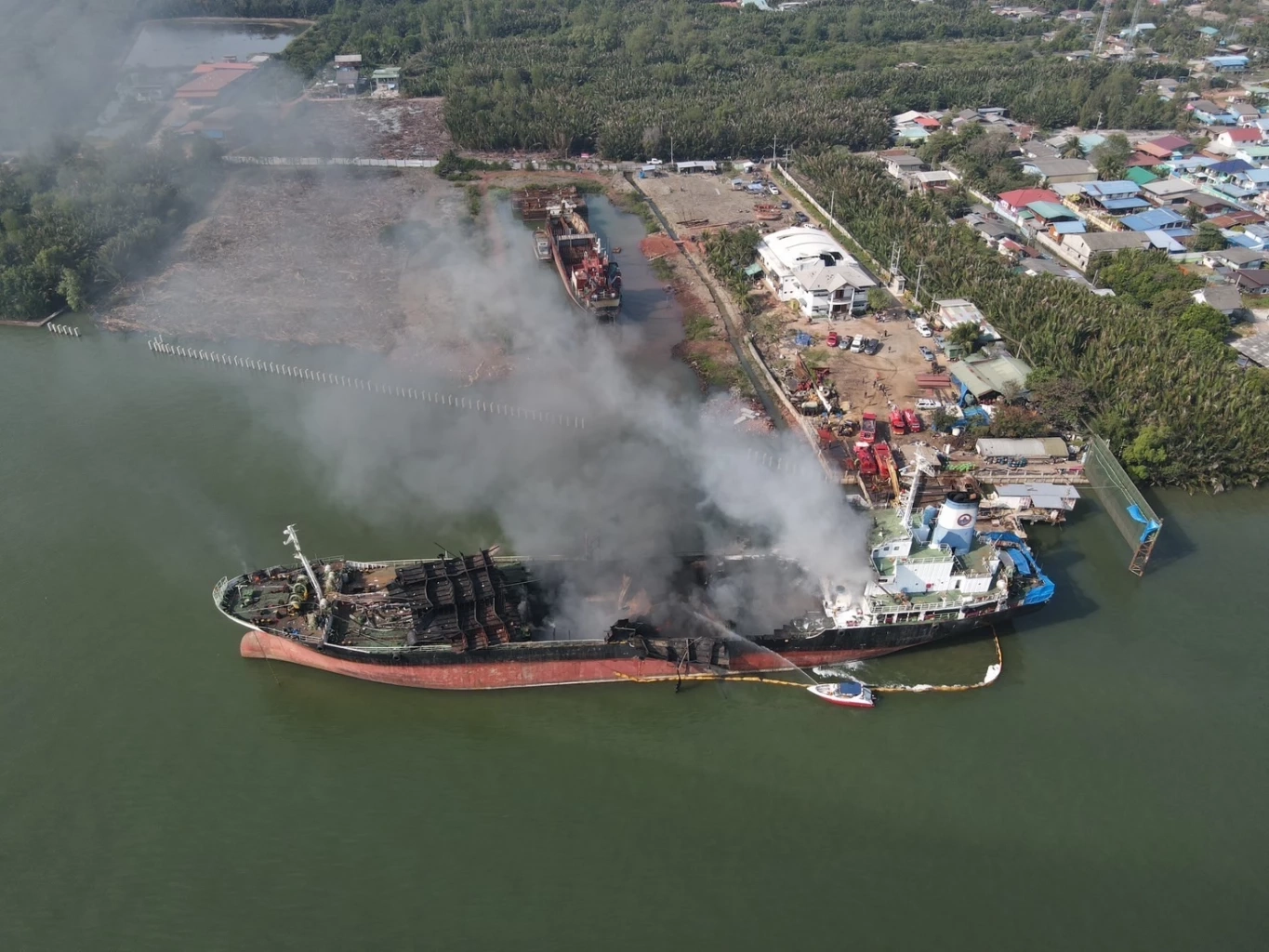 "ศักดิ์สยาม" สั่ง "เจ้าท่า" ตรวจสอบ-เยียวยา เหตุเรือบรรทุกน้ำมันระเบิด