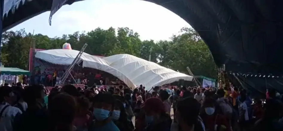 ระทึก! เต็นท์ถล่ม ขณะเฮลิคอปเตอร์บินโชว์ "งานวันเด็ก" หนีตายอลหม่าน
