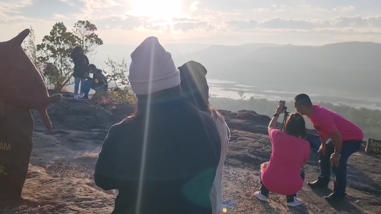 แสงแรกแห่งสยาม เพิ่มพลังชีวิตรับปีใหม่ ณ ผาแต้ม