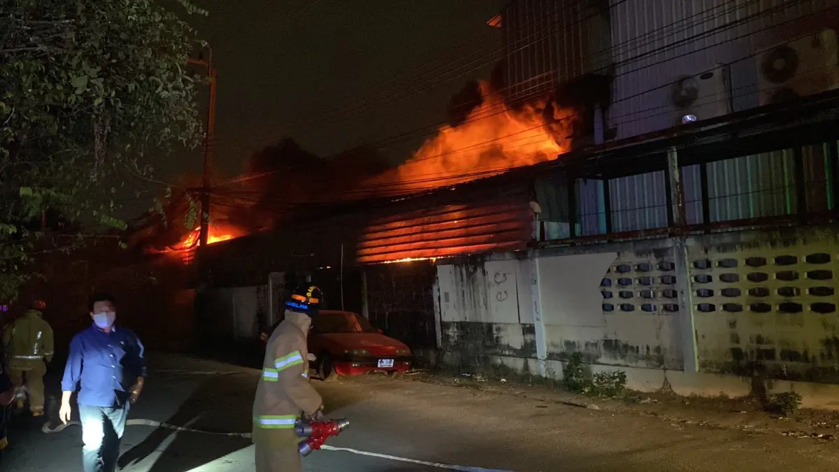 ไฟไหม้โรงงานย่านลาดปลาเค้าวอด