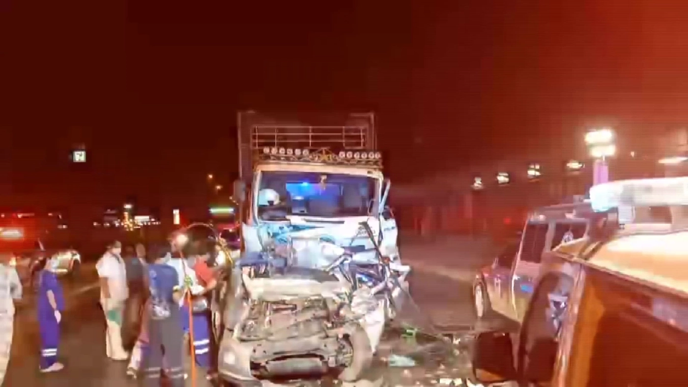 รถบรรทุกหลับใน ขยี้กระบะติดไฟแดงยับเยิน สาวคนขับรอดปาฏิหาริย์ (มีคลิป)