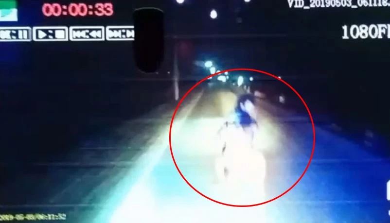 หนุ่มหึงอดีตเมีย มากับแฟนใหม่ที่ขับสิบล้อ ขี่ จยย. ควงมีดดาบไล่ฟัน ถูกชนดับ