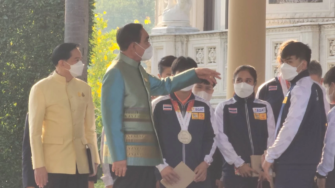 "นายกฯ" ปัดตอบ ไร้เงา "พล.อ.ประวิตร" ขอลาประชุมอ้างป่วย หลังลงพื้นที่วานนี้