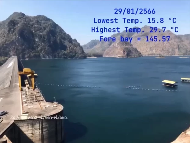 น้ำเขื่อนวชิราลงกรณเปลี่ยนสี หลังอุณหภูมิลดต่ำ เตือนกระชังปลารับมือ