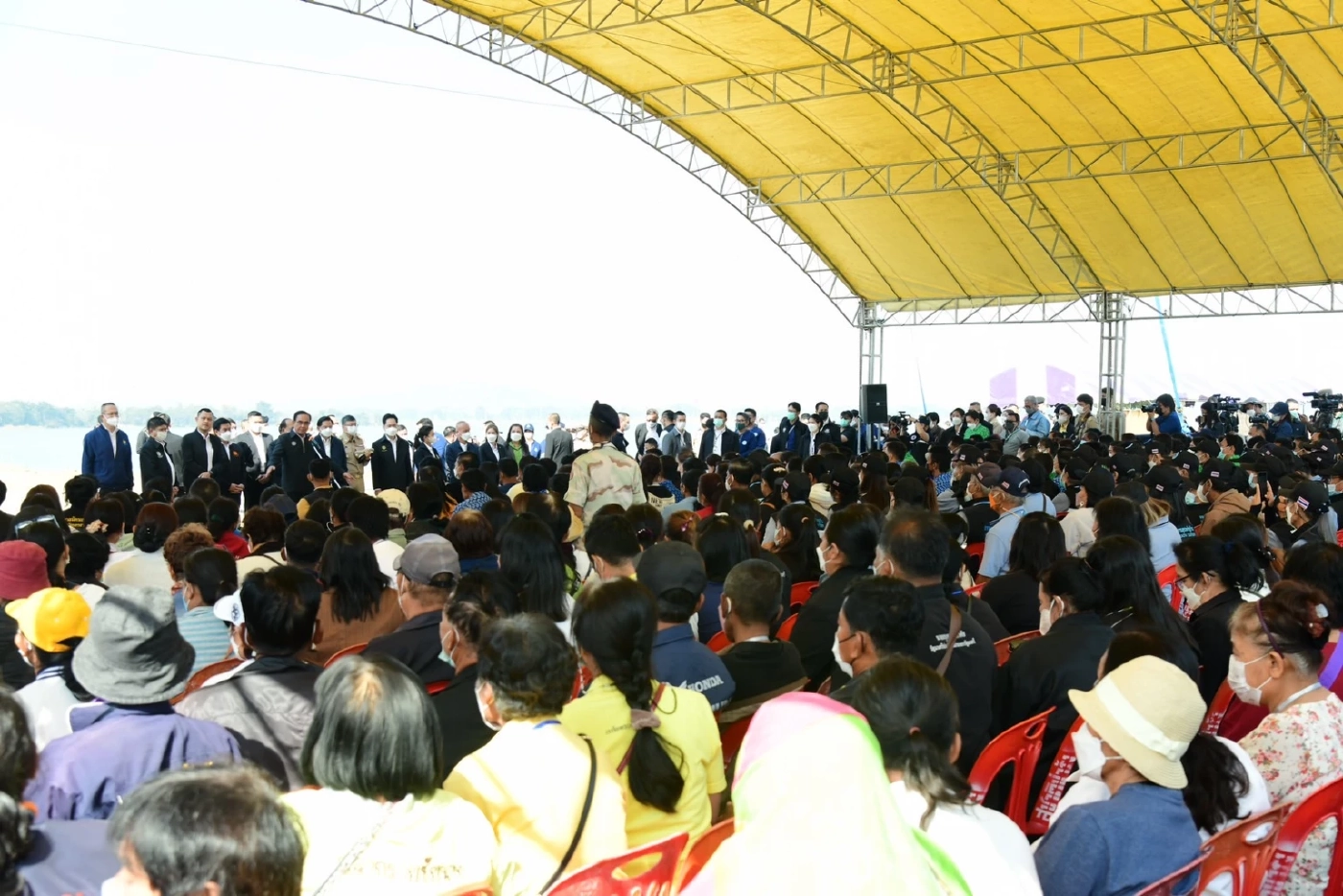 "บิ๊กตู่" ลุยตรวจราชการนครสวรรค์ ขอโทษชาวบ้านถึงช้า เหตุเครื่องบินขัดข้อง