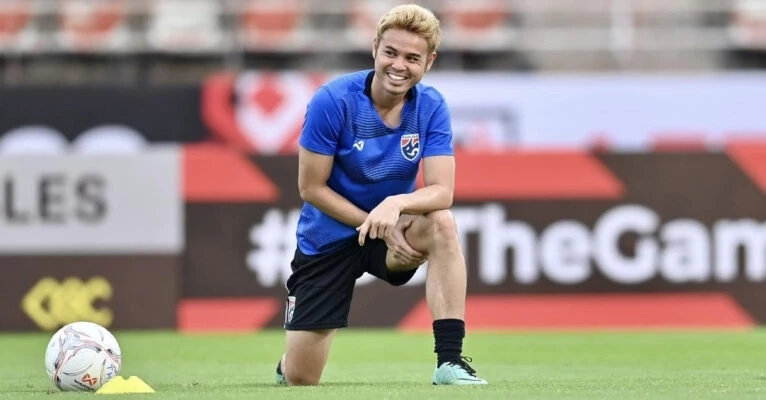 ส่องประวัติ "ธีราทร บุญมาทัน" ฮีโร่ช้างศึกคว้าแชมป์อาเซียนคัพ 2022