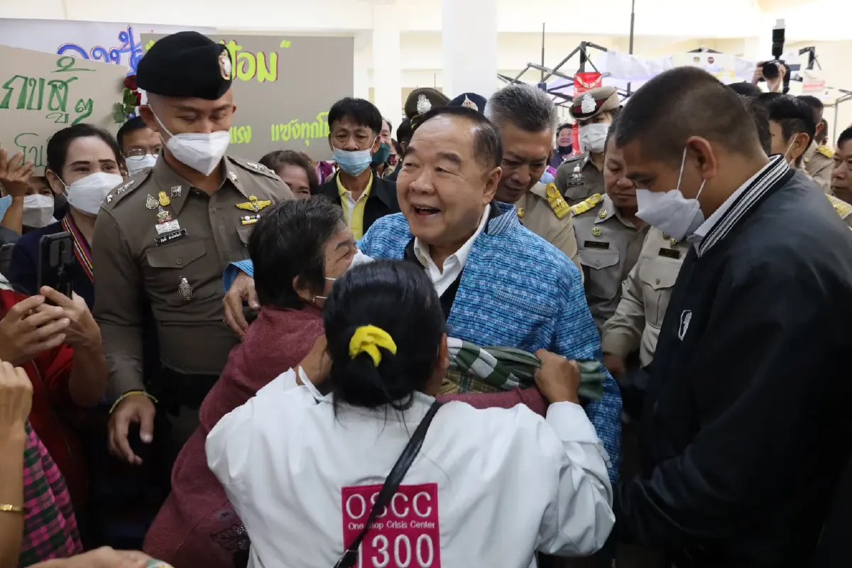 "มวลชนลำปาง" ต้อนรับอบอุ่น พร้อมเชียร์ “บิ๊กป้อม” นั่งนายกรัฐมนตรี คนใหม่