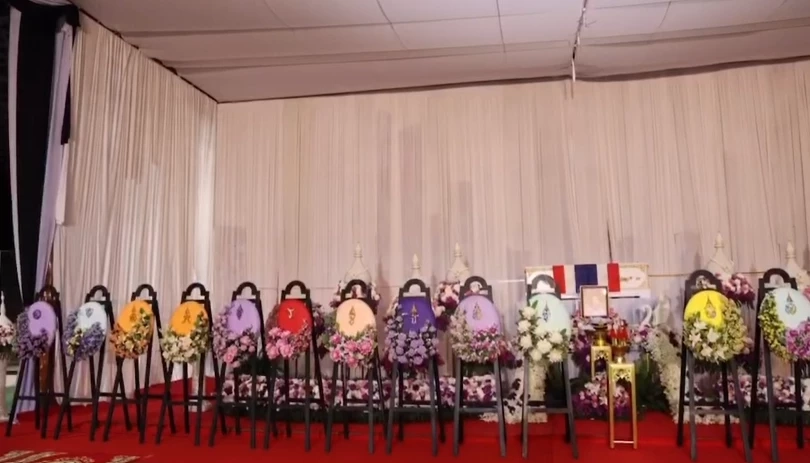 ในหลวงพระราชทานพวงมาลา วางหน้าหีบศพ "หมอแชมป์" ฮีโร่ "ร.ล.สุโขทัย"