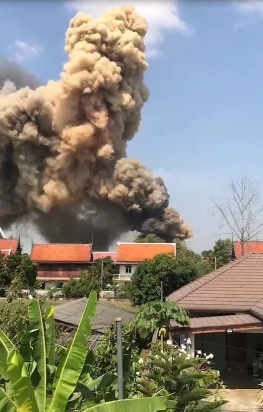 ไฟไหม้โรงงานบรรจุแก๊ส ลำลูกกาคลอง 5 เสียหายเกือบ 100 ล้าน (มีคลิป)