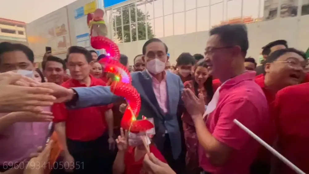 “บิ๊กตู่” นำทีม รทสช. ลงเยาวราช แฟนคลับล้นหลา เจอถาม "ลุงตู่" เมื่อไหร่จะออก  