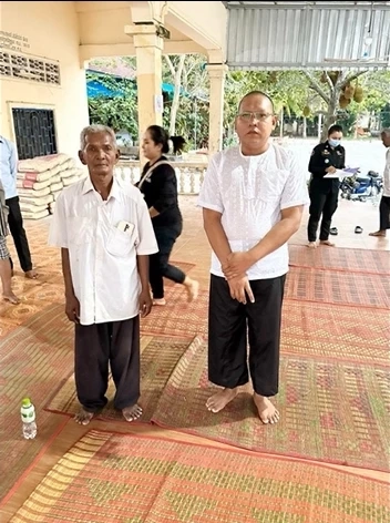 วุ่นทั้งเมือง ภาพ "เณร" ถูก "พระ" ใช้จานทุบหัวเลือดสาด สุดท้ายเหตุที่กัมพูชา