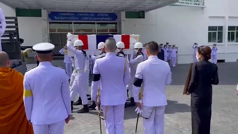 กองทัพเรือ เคลื่อนร่าง‘ต้นเรือพลับ’ ทำพิธีพระราชทานน้ำหลวงอาบศพ (มีคลิป)