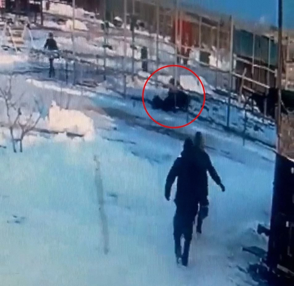 สาวรัสเซียปีนกรงสิงโตถูกขย้ำมือเกือบขาด (คลิป)