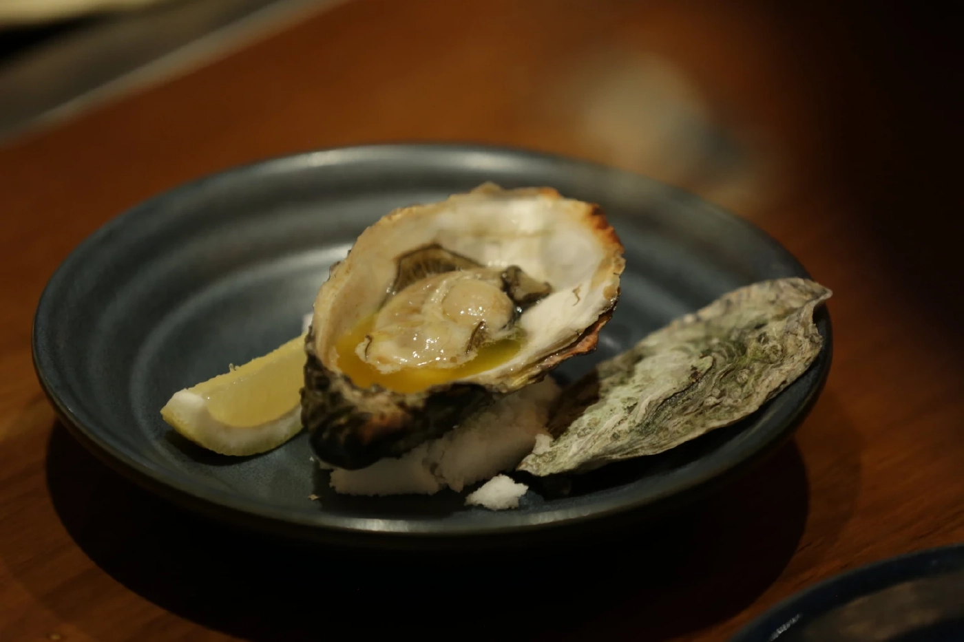 เชฟปรุงสดระหว่างทาน กับอาหารสไตล์ “โรบาทายากิ” แนวปิ้งย่างที่ร้าน Yankii