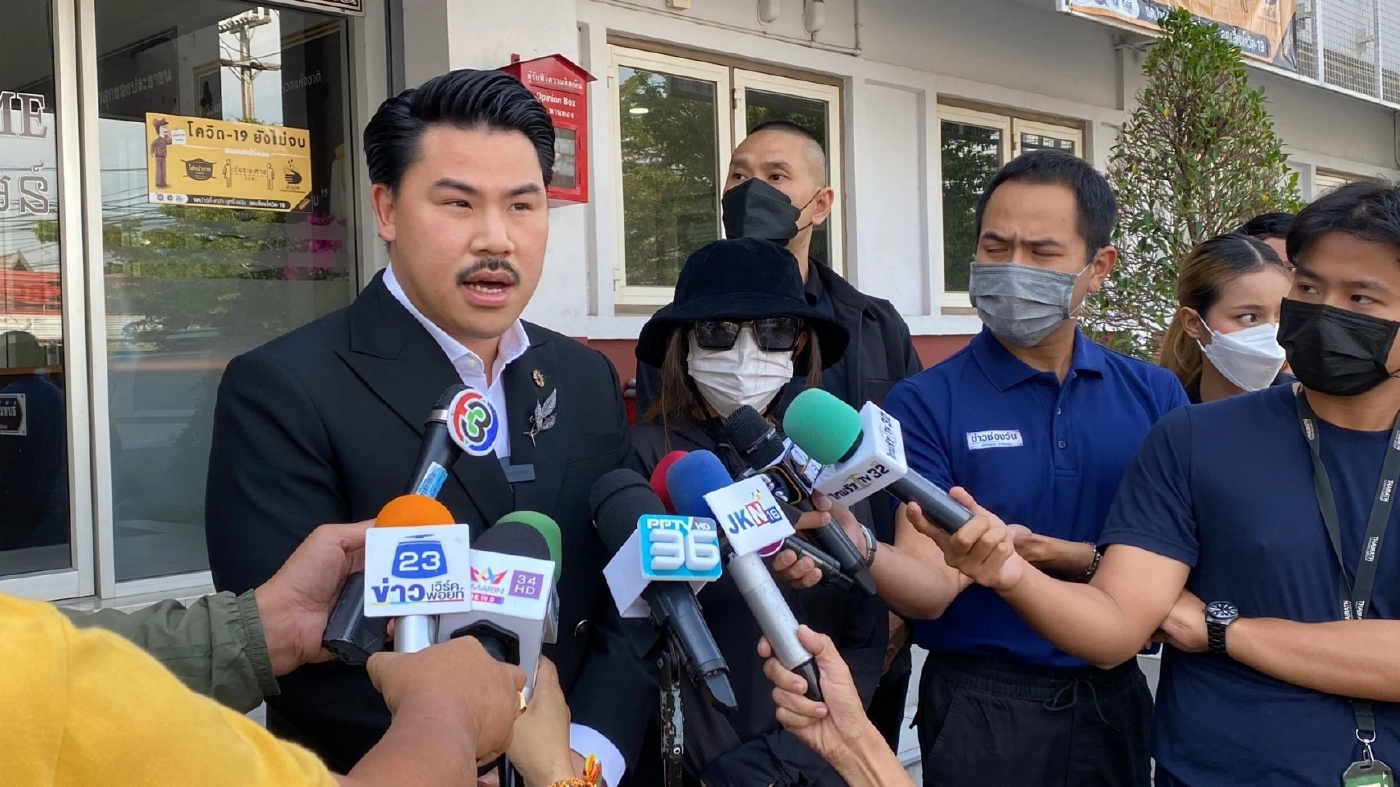 "กัน จอมพลัง" นำพริตตี้สาวถูกอดีตแฟนทำร้าย บุกสภ.พานทอง หลังคดีไม่คืบ