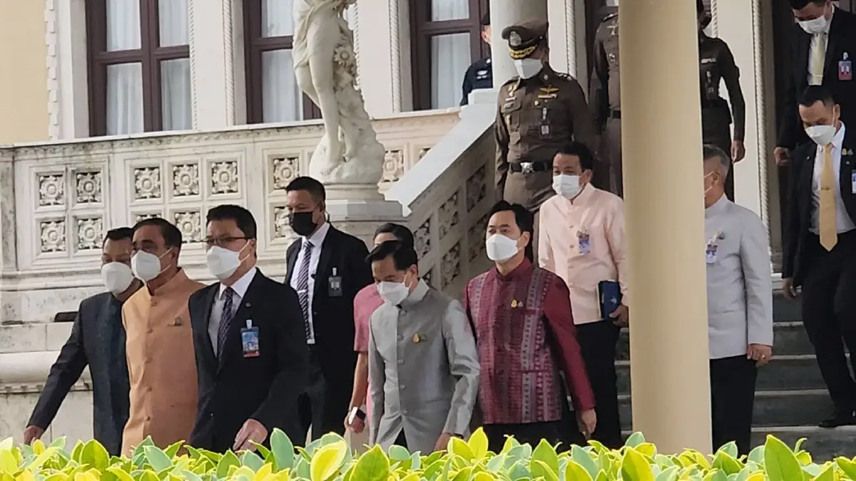"บิ๊กตู่-บิ๊กป้อม" นิ่งทั้งคู่ เมินตอบปมการเมืองร้อน ก่อนเข้าประชุมครม.