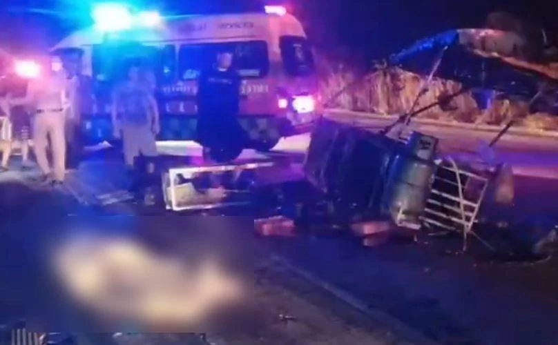 กระบะเมาชนจยย.พ่วงข้าง แม่ค้าลูกชิ้นเสียชีวิต