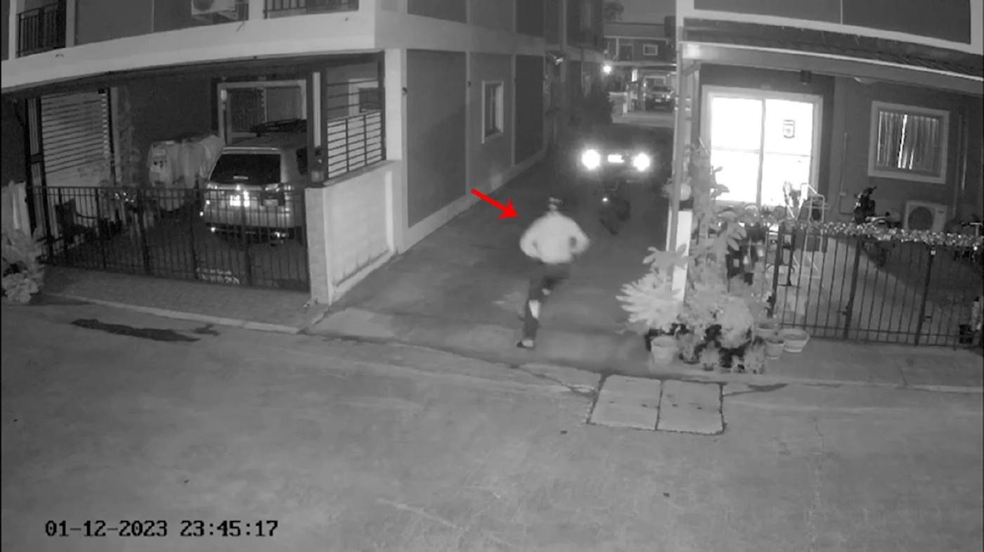 หลังจากยิงคนร้ายออกมาและขี่จักรยานยนต์หลบหนี